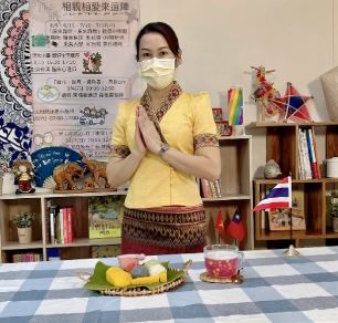 Thailand’s new immigrant Hsiao Lan teaches the public how to make authentic Thai mango sticky rice. (Photo/Provided by Banqiao New Immigrant Family Service Center of New Taipei City)